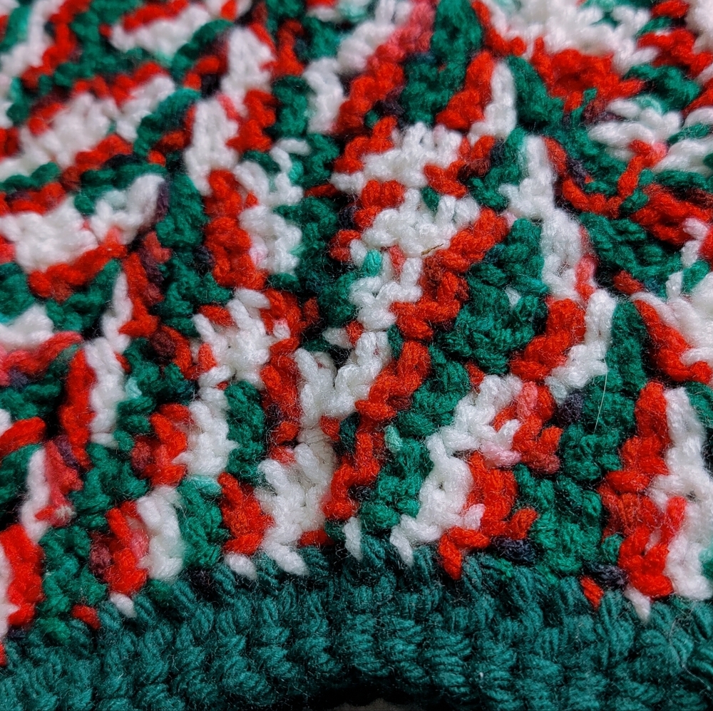 Festive Green & Red Hand Crocheted Christmas Doily, Vintage Festive Table Decor - Picture 9 of 10
